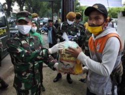 Berbagi ditengah Pandemi Covid-19, Yon Armed 4/GS Raih Empati Warga Cimahi