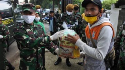 Berbagi ditengah Pandemi Covid-19, Yon Armed 4/GS Raih Empati Warga Cimahi