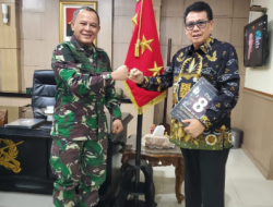 Letjen TNI Besar Harto Karyawan, Beri Kado Buku 8 Kekuatan Cakra Terhadap IPSI Jabar
