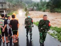 Viral, Aksi Heroik BABINSA Bersama DESTANA Cibunian Selamatkan 2 Warga Terjebak Banjir Bandang