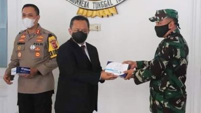 Bupati Sukabumi Serahkan Bantuan Alat Rapid Test Kepada TNI Dan POLRI