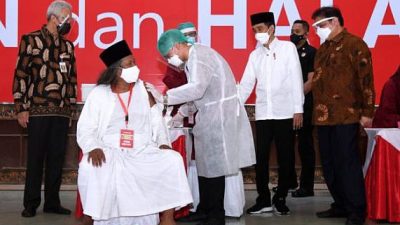 Presiden Jokowi Tinjau Vaksinasi Massal di Semarang