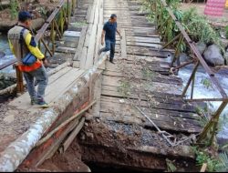 Jembatan Cirendang Ambruk, Tak Kunjung Diperbaiki Pemkab Sukabumi