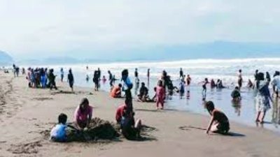Pantai Citepus Ramai Jelang Ramadhan, Disayangkan Kotor Sekali