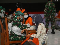 Mahasiswa Universitas Nasional di Surakarta Antusias Laksanakan Vaksinasi