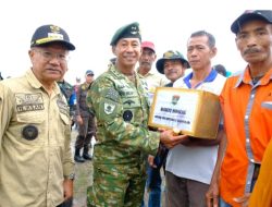 Bupati Iksan Iskandar Bersama Mayjen Nopi Helmy Hadir Dalam Latihan Terjun Payung Raider 432