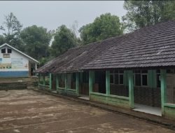 Miris, Kondisi Bangunan Sekolah SDN Sorogol Cikakak Kab. Sukabumi Sangat Kumuh. Kemana Dana Bos?