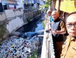 Lurah Melong Sesalkan Warga Cimahi Buang Sampah ke Sungai Cikendal