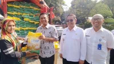 Pastikan Harga Sembako, Tedy Rusmawan Monitoring Operasi Pasar Beras Medium