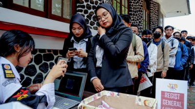 Job Fair di SMKN 2 Bandung, 1.500 Pelamar Antri Mengikuti Acara