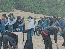 Jaga Habitat Penyu, Ratusan Siswa dan Guru Gelar Aksi Pungut Sampah di Pantai Pangumbahan Sukabumi